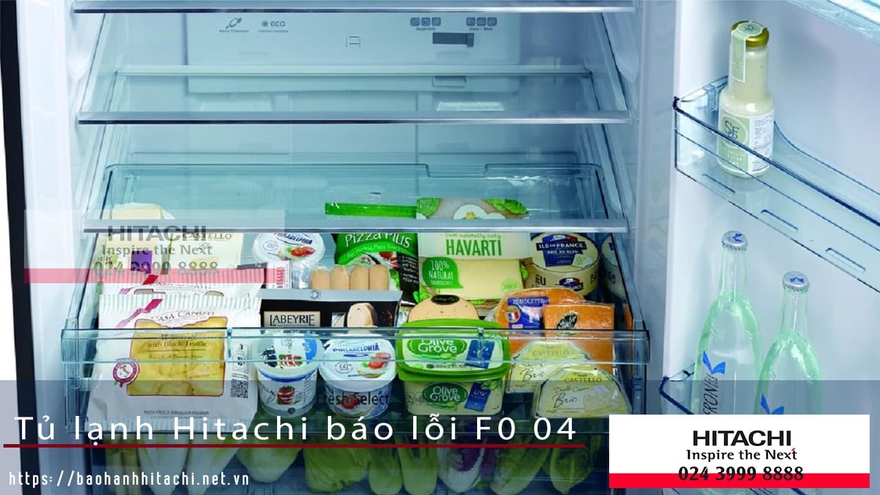 Lồng tủ lạnh Hitachi báo lỗi FO 04, hình ảnh bên trong chứa các loại thực phẩm và đồ uống, giúp khách hàng nhận biết vấn đề và tìm kiếm dịch vụ bảo hành hitachi, sửa tủ lạnh kịp thời.